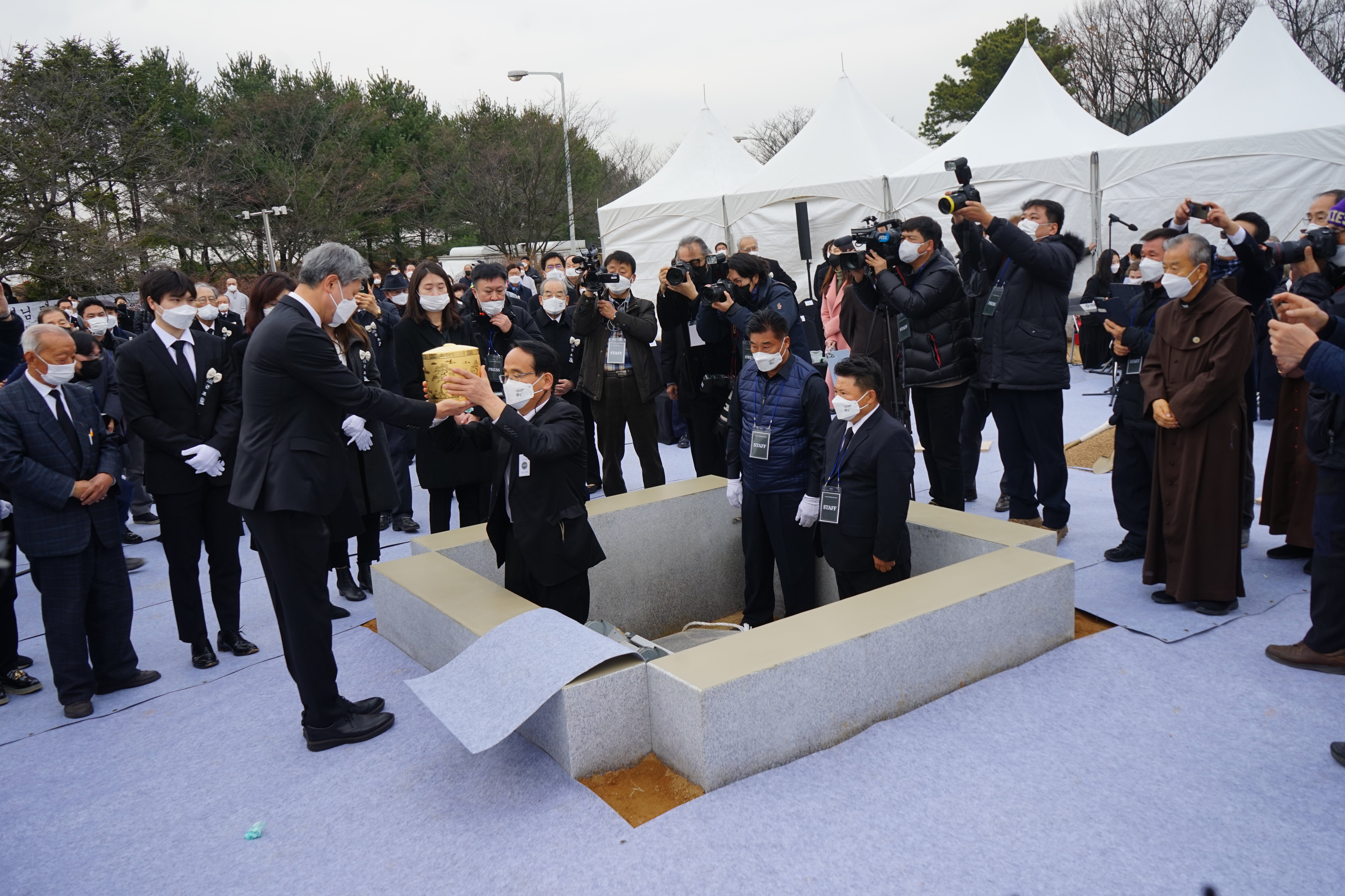 정치 - 故 노태우 전 대통령 동화경모공원에 영면